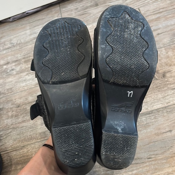 Dansko Black Women's Sandals with Buckle Detail - Picture 7 of 8